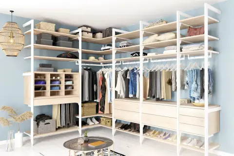 Offene Kleiderschrank-Alternative mit Holzregalen und Kleiderstangen, gefüllt mit Kleidung, Schuhen und Accessoires.