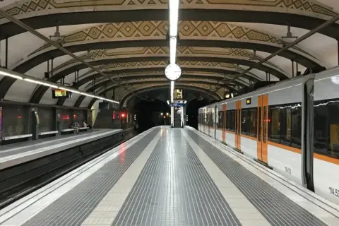 Pociąg na stacji, idealny środek transportu, by dowiedzieć się, jak dojechać z Lloret de Mar do Barcelony.