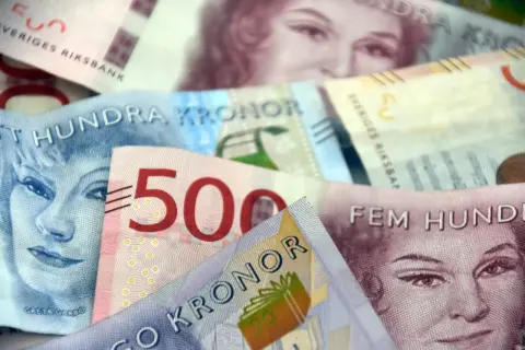 Svenska sedlar med Greta Garbo och andra porträtt. En 500-kronorssedel syns tydligt. Kanske är det dags att spara till en ny bil, en underspolning bil kan bli dyr!