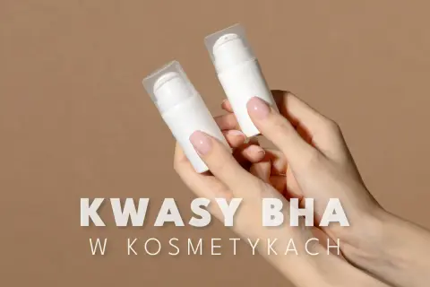 Dwie dłonie trzymają białe buteleczki z pompką. Napis "KWASY BHA W KOSMETYKACH" sugeruje, jakie to kwasy i ich zastosowanie.