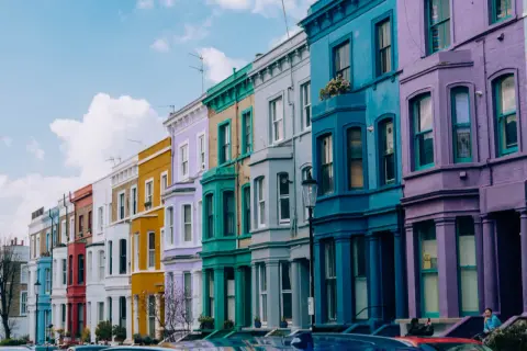 Kolorowe kamienice w stylu wiktoriańskim w Notting Hill w Londynie, tworzące tęczową ulicę.