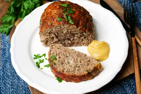 Saftiger Hackbraten, perfekt für ein schnelles Hackbraten Rezept. Mit Senf und Petersilie garniert, ein Genuss!