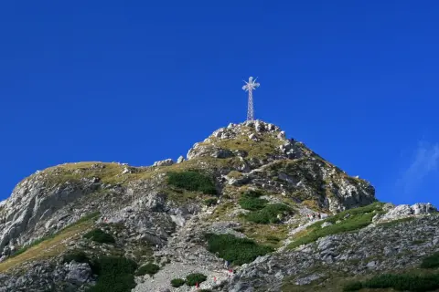 Krzyż na Giewoncie: Jak 500 górali zbudowało symbol Tatr?