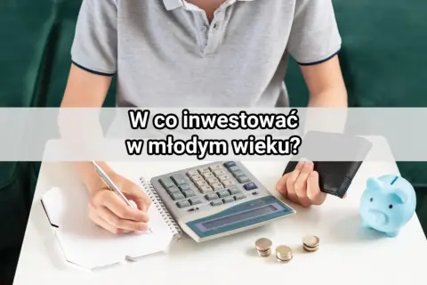 Młoda osoba planuje przyszłość, zastanawiając się, w co inwestować w młodym wieku. Na stole kalkulator, notatnik, monety i skarbonka.