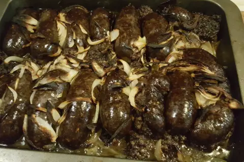 Pyszna kaszanka z piekarnika, pieczona z cebulką, aż nabierze rumianego koloru.
