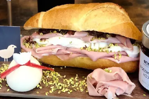 Panino con mortadella, pistacchi e burrata, perfetto da gustare con una birra oatmeal stout.