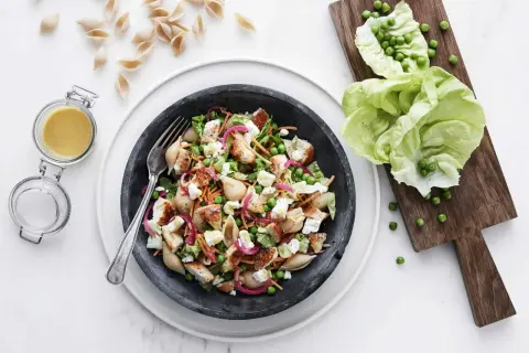 En härlig pastasallad med kyckling och bacon, full av grönsaker och en krämig dressing. Perfekt för en lätt lunch.