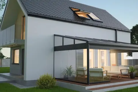 Modernes Haus mit Glas-Wintergarten, der zum **Wintergarten selber bauen** einlädt. Gemütliche Sitzmöbel laden zum Verweilen ein.
