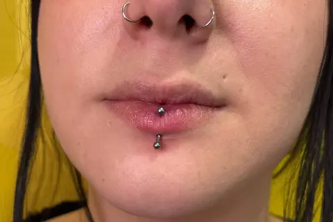Usta z kolczykiem w wardze (angie piercing) i septum.