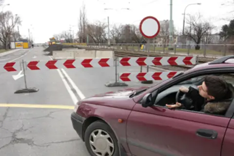 Kierowca zatrzymał się przed barierami. Poznań remonty ulic utrudniają ruch.