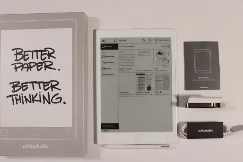 La liseuse reMarkable, son stylet, son câble USB et son guide de démarrage rapide. L'emballage affiche "Better Paper. Better Thinking.