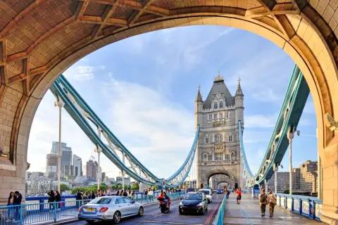 Vista del Tower Bridge en Londres, con tráfico y peatones. Perfecto para un "puente de vacaciones" en inglés.