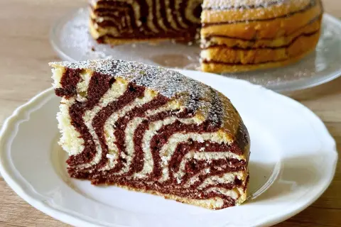 Stary przepis na ciasto zebra. Pyszny, puszysty wypiek z charakterystycznymi pasami, posypany cukrem pudrem.