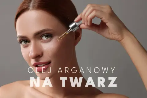 Kobieta aplikuje kroplę olejku arganowego na twarz. Naturalna pielęgnacja dla promiennej cery.
