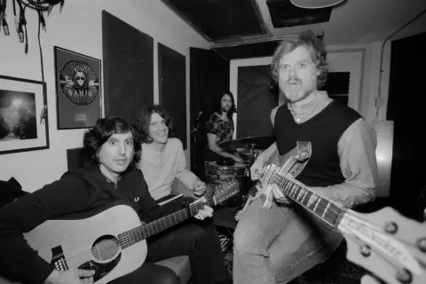 Cuatro músicos en un estudio de grabación, listos para el Zaragoza Psych Fest. Guitarra acústica, eléctrica y batería.