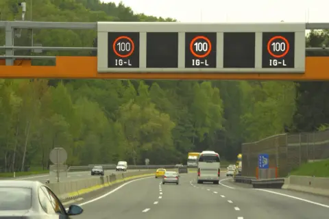 Austria: na autostradzie obowiązuje ograniczenie prędkości do 100 km/h.