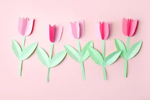 Fünf rosa Papier-Tulpen mit grünen Blättern, ein schönes Beispiel für blume basteln kinder.