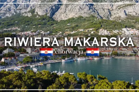 Malownicza zatoka z łodziami i miasteczkiem na zboczu góry. Widok na Riwierę Makarską w Chorwacji.