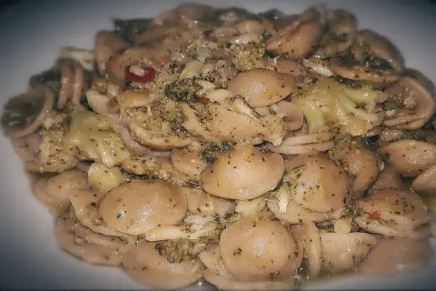 Orecchiette con broccoli e acciughe, un classico sapore pugliese.