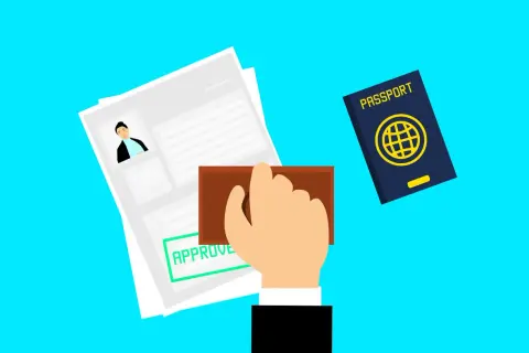 Ręka z pieczątką "APPROVE" nad dokumentem, obok paszport. Czy Albania jest w Schengen? To pytanie podróżnych.