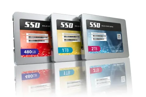 Trzy dyski SSD: 480GB, 1TB i 2TB, z odbiciami. To nowoczesne nośniki danych.