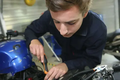 Jakie narzędzia do warsztatu motocyklowego? Kluczowe wyposażenie i porady