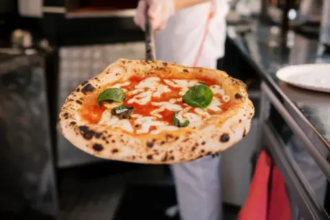 Ile kosztuje pizza? Sprawdź ceny i najlepsze oferty w restauracjach