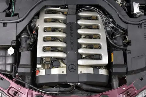 Silnik V12 Mercedes-Benz z dwoma rzędami cewek zapłonowych i kolektorami dolotowymi.