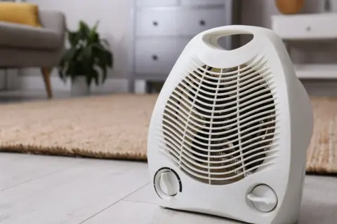 Calefactor blanco en modo ventilador, ideal para saber cuanto consume un calefactor en modo ventilador y mantener tu hogar confortable.