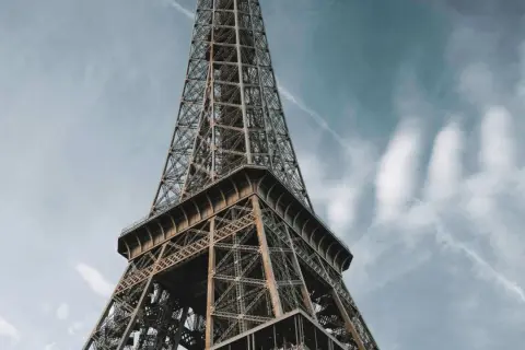 La **Eyfel Kulesi** se dresse fièrement sous un ciel bleu parsemé de nuages.