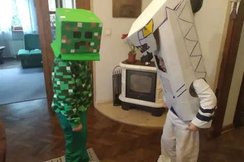 Chłopcy w strojach na bal jesieni: jeden jako Creeper z Minecrafta, drugi w białym kostiumie. Jak zrobić taki strój?