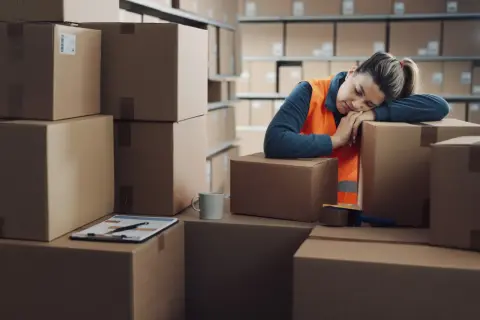 Zmęczona pracownica magazynu zasnęła na kartonach. Brak 11 godzin odpoczynku to za dużo.