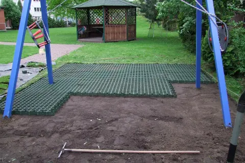 Co pod plac zabaw? Wybierz najbezpieczniejszą nawierzchnię do ogrodu