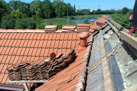 Zmiana dachu: Pozwolenie, zgłoszenie czy bez formalności? Poradnik