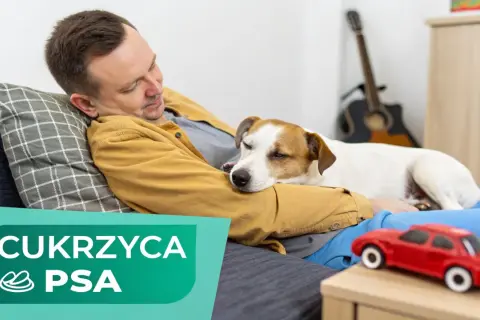 Mężczyzna odpoczywa z psem na kanapie. Na pierwszym planie zielony napis "CUKRZYCA PSA", sugerujący temat obrazu.