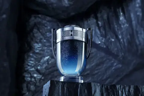 Paco Rabanne Invictus Legend – trofeum w ciemnej, skalistej scenerii, emanujące chłodnym blaskiem i obietnicą zwycięstwa.