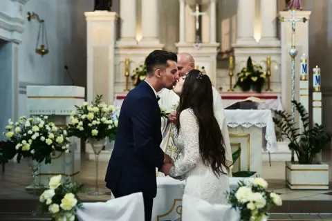 Para młoda całuje się podczas ślubu kościelnego. Czy wdowa może wziąć ślub kościelny? Tak, jeśli spełni warunki.