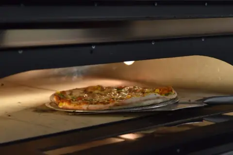 Pizza Giuseppe w piecu, paruje i pachnie. Idealna do podania.