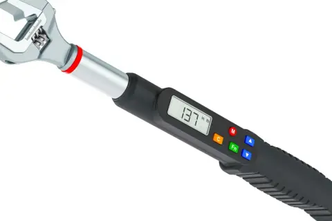 Cyfrowy klucz dynamometryczny z wyświetlaczem LCD i przyciskami.