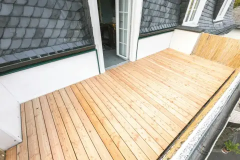 Neuer Holzboden auf dem Balkon, perfekt zum Balkon abdichten und genießen.