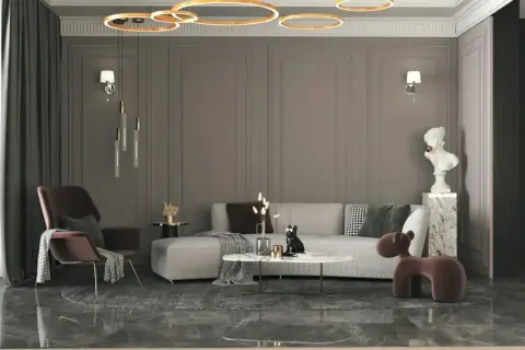 Nowoczesny salon z szarą kanapą, designerskim fotelem i okrągłym stolikiem. Elegancki styl wnętrz podkreślają złote lampy i marmurowe detale.