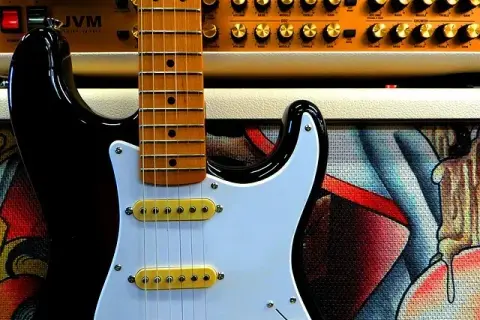 Jak wajcha w gitarze elektrycznej wpływa na brzmienie i technikę?
