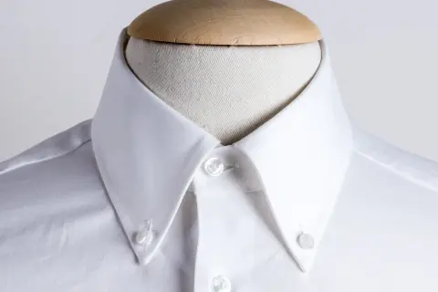 Collo di camicia bianca con bottoni sul colletto, un classico stile button down.