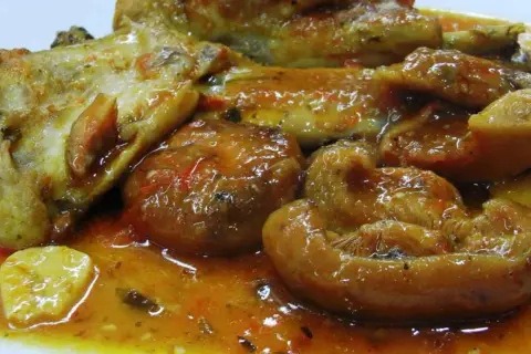 Sabroso conejo a la cazadora con patatas y salsa espesa, un plato tradicional lleno de sabor.