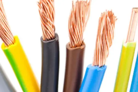 Czy miedź przewodzi prąd? Odkryj jej niezwykłe właściwości elektryczne