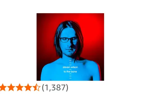 Steven Wilson w okularach, z niebieskim światłem na twarzy i czerwonym tle. Tytuł albumu: "To the Bone".