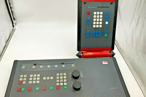 Panel sterowania GE Fanuc Series O, idealny do systemów linux cnc. Posiada klawiaturę numeryczną, przyciski funkcyjne i pokrętła.