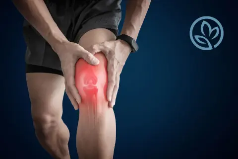 Dolore al ginocchio, un uomo tiene la gamba. La sindrome femoro-rotulea si guarisce con il giusto trattamento.
