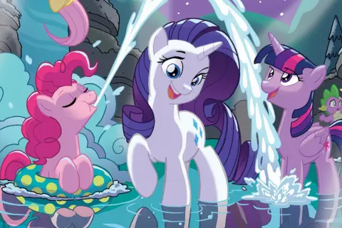 Różowe kucyki z My Little Pony testują wodę. Pinkie Pie w kółku, Rarity i Twilight Sparkle cieszą się orzeźwiającą kąpielą.