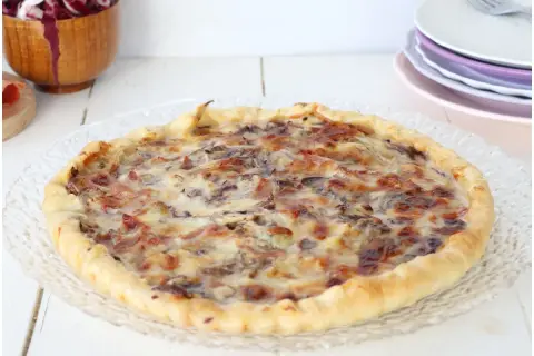 Torta salata gorgonzola e radicchio dorata e invitante, pronta per essere gustata.